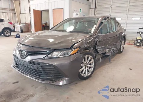 2020 Toyota Camry Le z USA, uszkodzony, nr VIN 4T1C11AK2LU933181